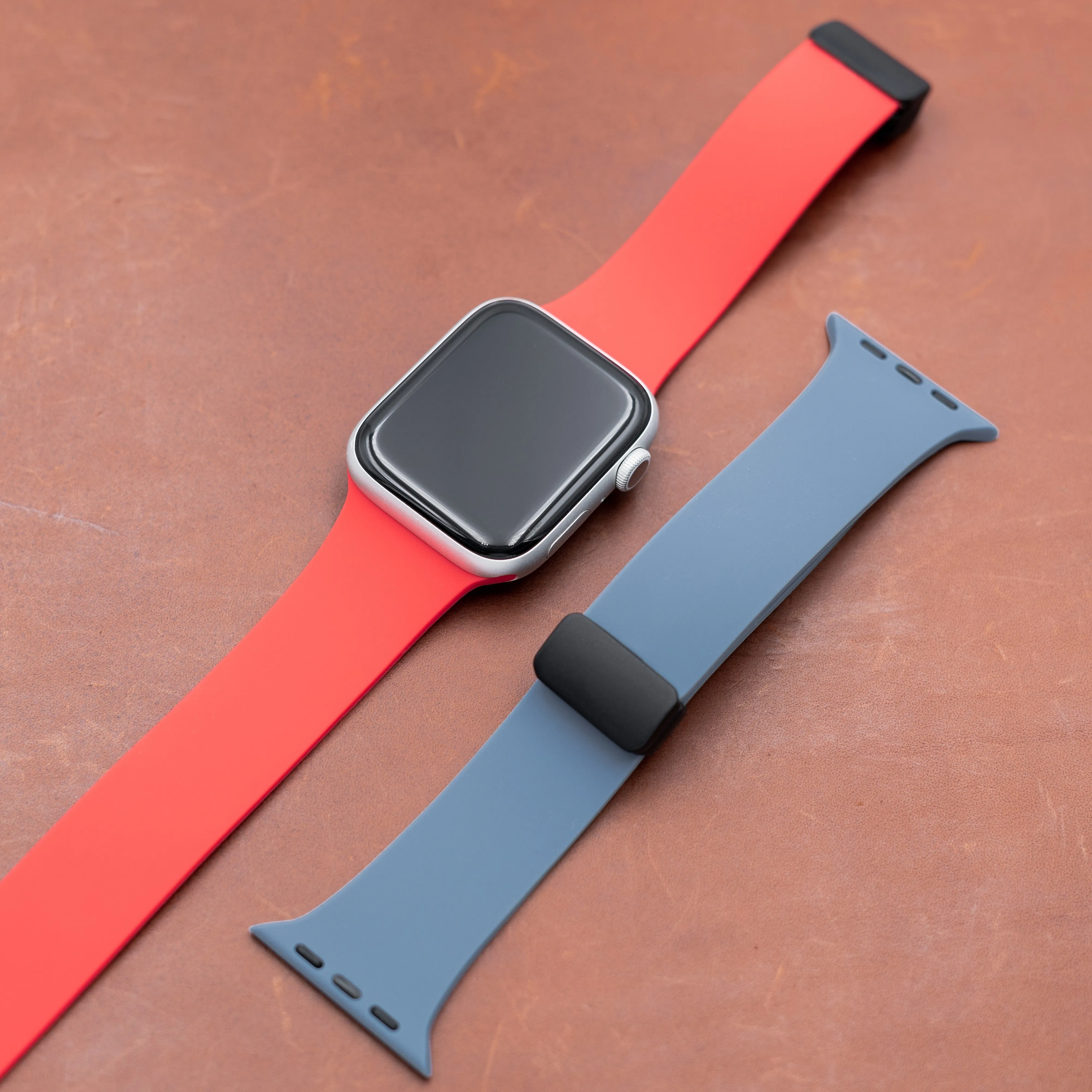 Rubber Strap w/ Clasp in Red (Apple Watch)