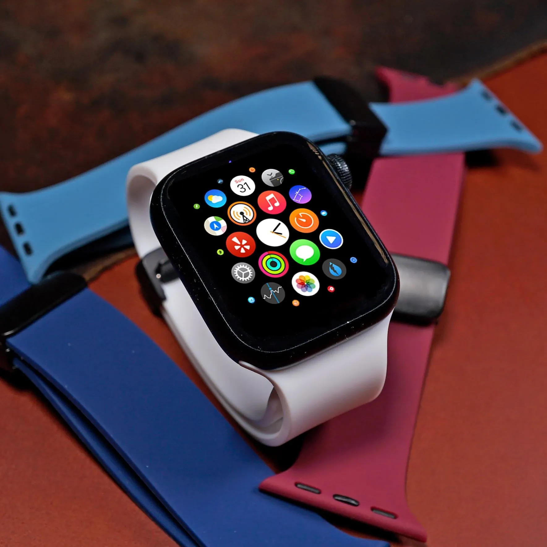 Rubber Strap w/ Clasp in White (Apple Watch)
